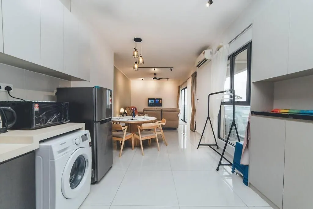 Baylaurel Cozycorner 3Br8Pax Seaview Poolview Apartment Johor Bahru